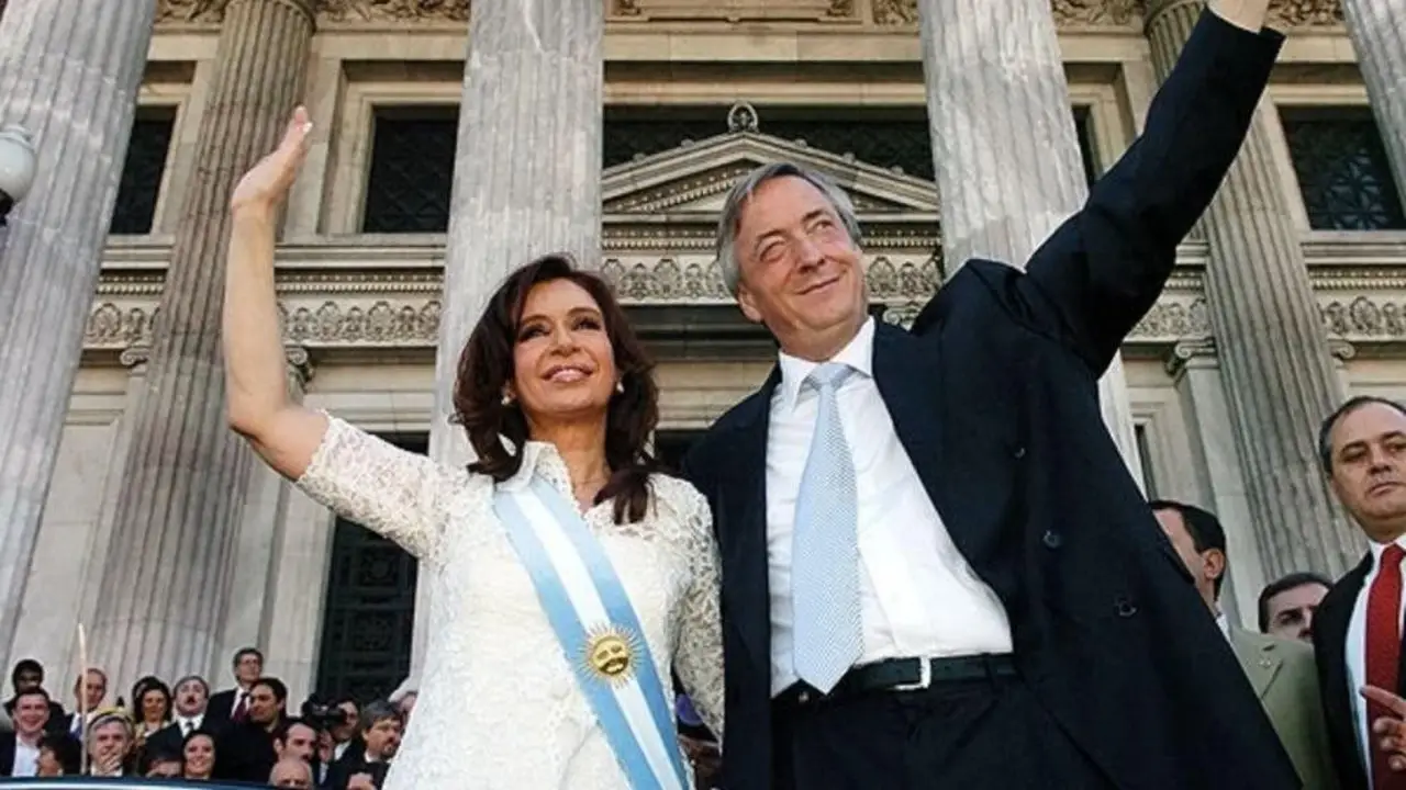 El ex presidente Néstor Kirchner celebrando la asunción a la presidencia de Cristina Fernández, su esposa 