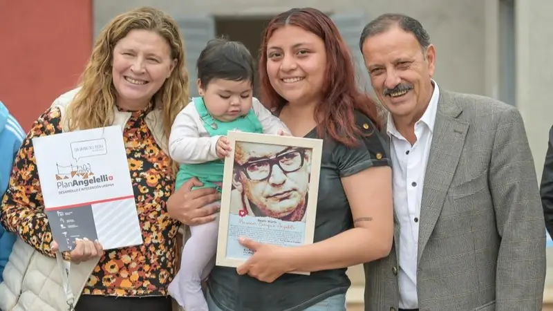 El gobernador Quintela entregó más viviendas a los vecinos del barrio Santa Bárbara