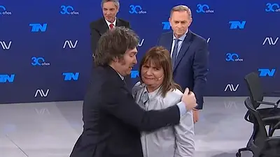 El video del incómodo abrazo entre Javier Milei y Patricia Bullrich El video del incómodo abrazo entre Javier Milei y Patricia Bullrich