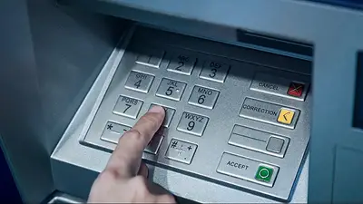 Persona realizando una retiro de dinero en un cajero automático Persona realizando una retiro de dinero en un cajero automático