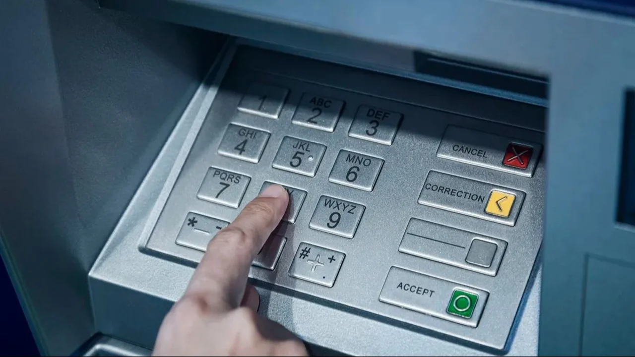 Persona realizando una retiro de dinero en un cajero automático 