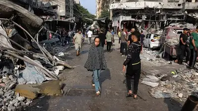 Una niña camina en medio de los escombros, en Gaza. Foto: AFP. Una niña camina en medio de los escombros, en Gaza. Foto: AFP.