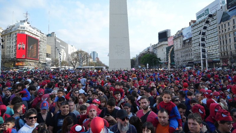 Más de mil Spiderman se convocaron en el Obelisco para romper un récord