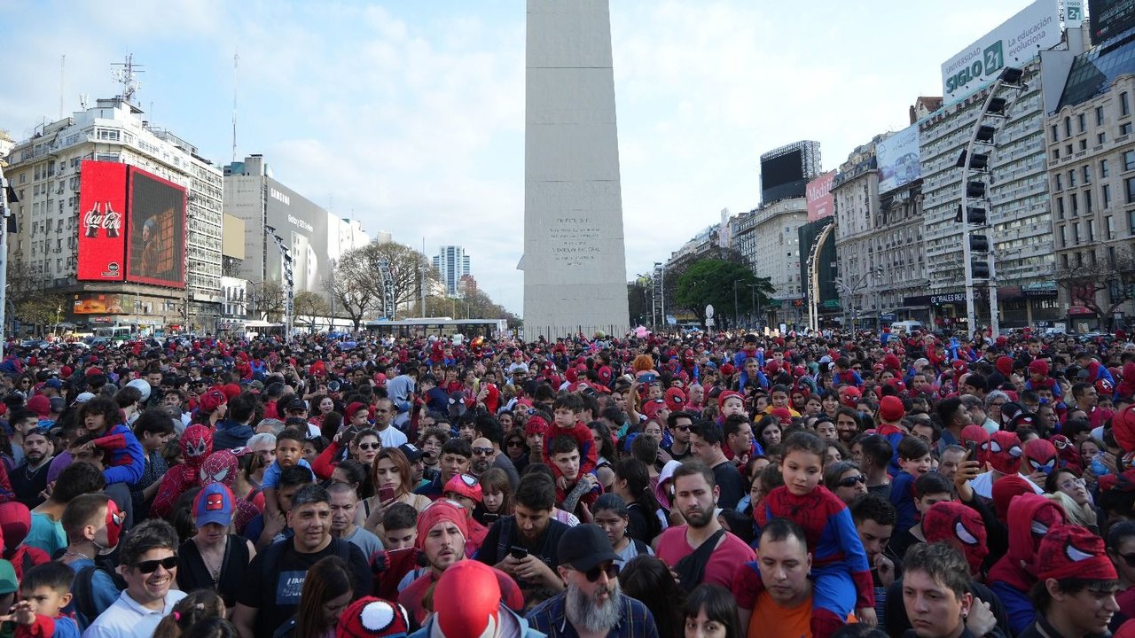 Más de mil Spiderman se convocaron en el Obelisco para romper un récord