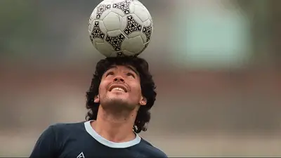 El astro del fútbol, Diego Armando Maradona, con una pelota en un calentamiento antes de un partido El astro del fútbol, Diego Armando Maradona, con una pelota en un calentamiento antes de un partido