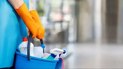 Mujer sosteniendo balde de limpieza Mujer sosteniendo balde de limpieza