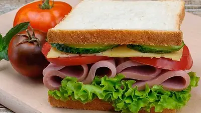 Fotografía de un clásico sandwich de jamón y queso Fotografía de un clásico sandwich de jamón y queso