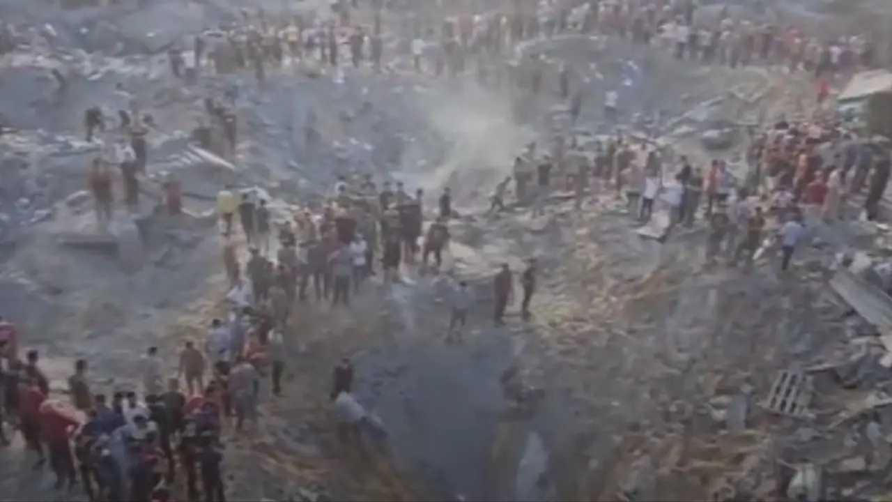 Israel bombardeó el mayor campo de refugiados de la Franja de Gaza y denuncian una nueva masacre