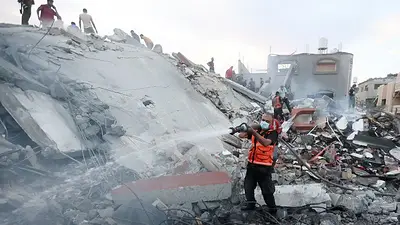 Israel volvió a atacar el campo de refugiados de Jabalia en Gaza y un primer grupo de extranjeros y heridos pudo salir Israel volvió a atacar el campo de refugiados de Jabalia en Gaza y un primer grupo de extranjeros y heridos pudo salir