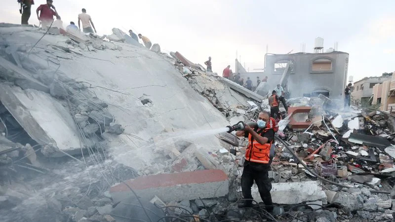 Israel volvió a atacar el campo de refugiados de Jabalia en Gaza y un primer grupo de extranjeros y heridos pudo salir