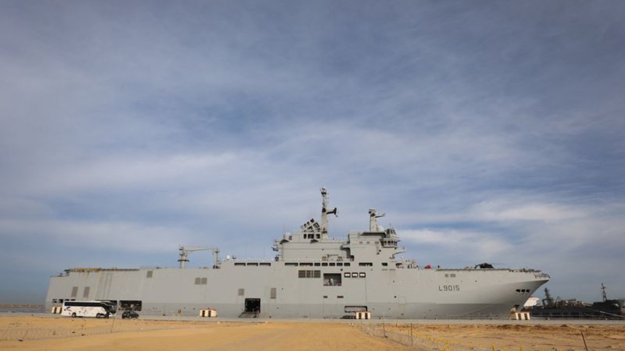 Francia anuncia el envío de un portahelicópteros al Mediterráneo oriental