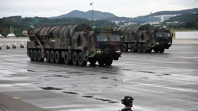 Corea del Sur presenta un "misil monstruoso" en el recuperado desfile militar anual Corea del Sur presenta un "misil monstruoso" en el recuperado desfile militar anual