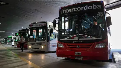 El gremio de colectiveros interurbanos aceptó la oferta del 37% de los empresarios y desactivó la posibilidad de paro El gremio de colectiveros interurbanos aceptó la oferta del 37% de los empresarios y desactivó la posibilidad de paro