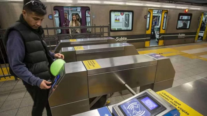 Cuánto costará hacer dos viajes en subte. 