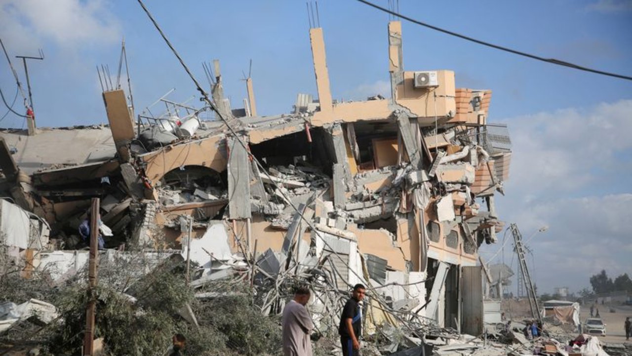 Israel mata a decenas de personas en Gaza y envía tanques a zonas del sur, según médicos