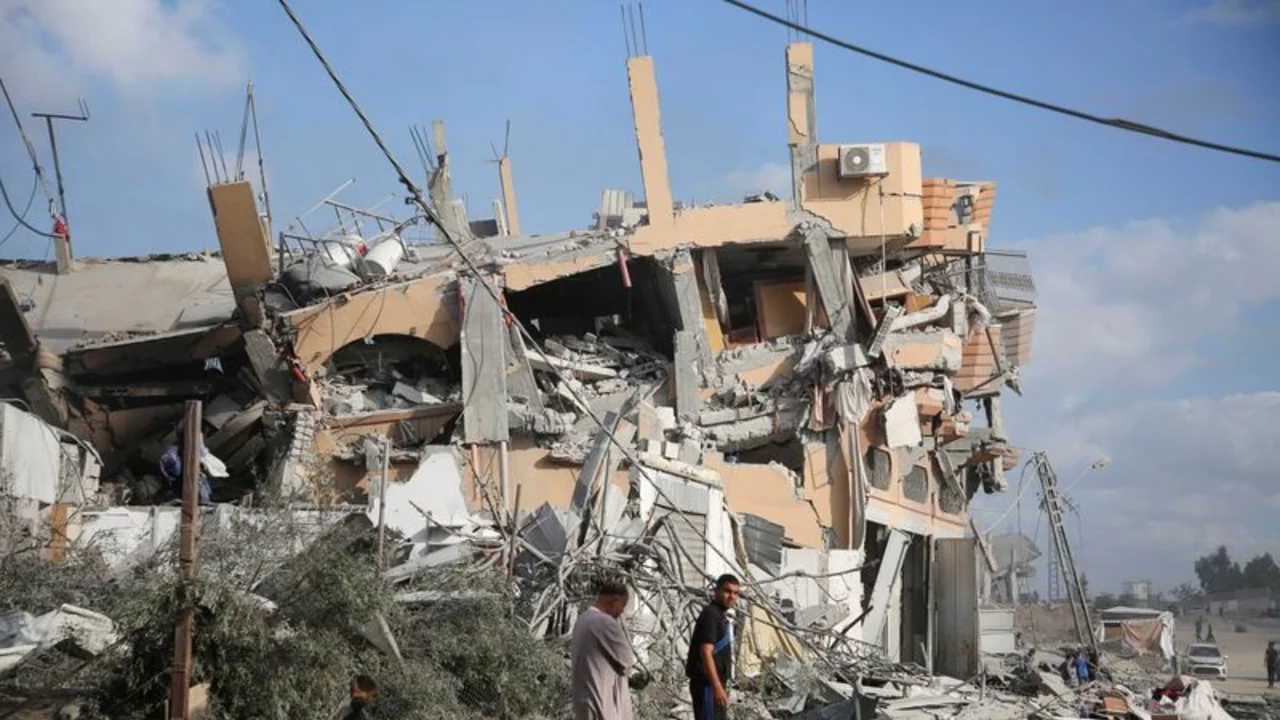 Israel mata a decenas de personas en Gaza y envía tanques a zonas del sur, según médicos