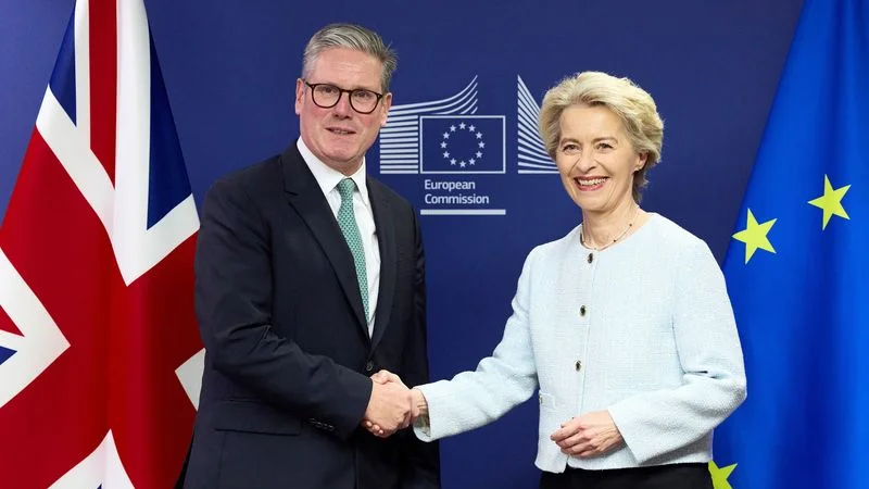 Starmer, primer ministro británico, visita Bruselas para primeras conversaciones con la UE