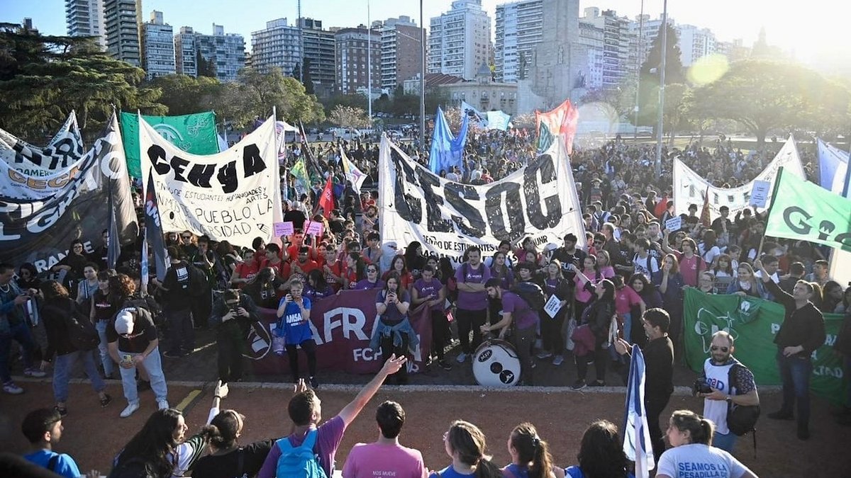 Rosario se moviliza en defensa de la educación pública: "El presente y ...