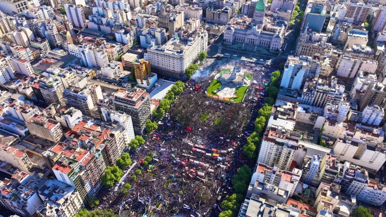 Una masiva protesta que le da un nuevo empujón a la imagen en caída de Milei