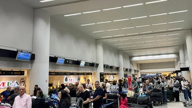 Aerolíneas evitan espacio aéreo iraní, lo que aumenta el tiempo de vuelo y los costos de combustible