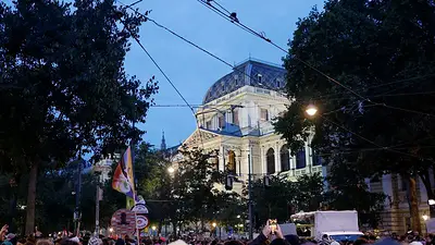 Miles de personas marchan en Viena contra la extrema derecha antes de negociaciones de coalición Miles de personas marchan en Viena contra la extrema derecha antes de negociaciones de coalición