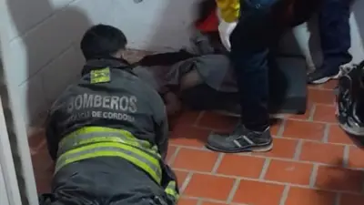 Casi termina en tragedia: una nena de 11 años se cayó de un tercer piso tras escapar de un incendio en Córdoba Casi termina en tragedia: una nena de 11 años se cayó de un tercer piso tras escapar de un incendio en Córdoba