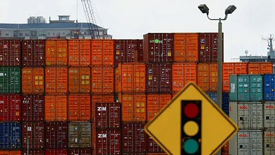 Los trabajadores y operadores portuarios de EEUU llegan a un acuerdo para poner fin a la huelga Los trabajadores y operadores portuarios de EEUU llegan a un acuerdo para poner fin a la huelga