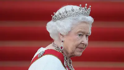 Evento de la corona británica por los 100 años de la Reina Isabel II. Exposición de la ropa de la Reina Isabel en 2026. Vestidos de la Reina Isabel II. Evento de la corona británica por los 100 años de la Reina Isabel II. Exposición de la ropa de la Reina Isabel en 2026. Vestidos de la Reina Isabel II.