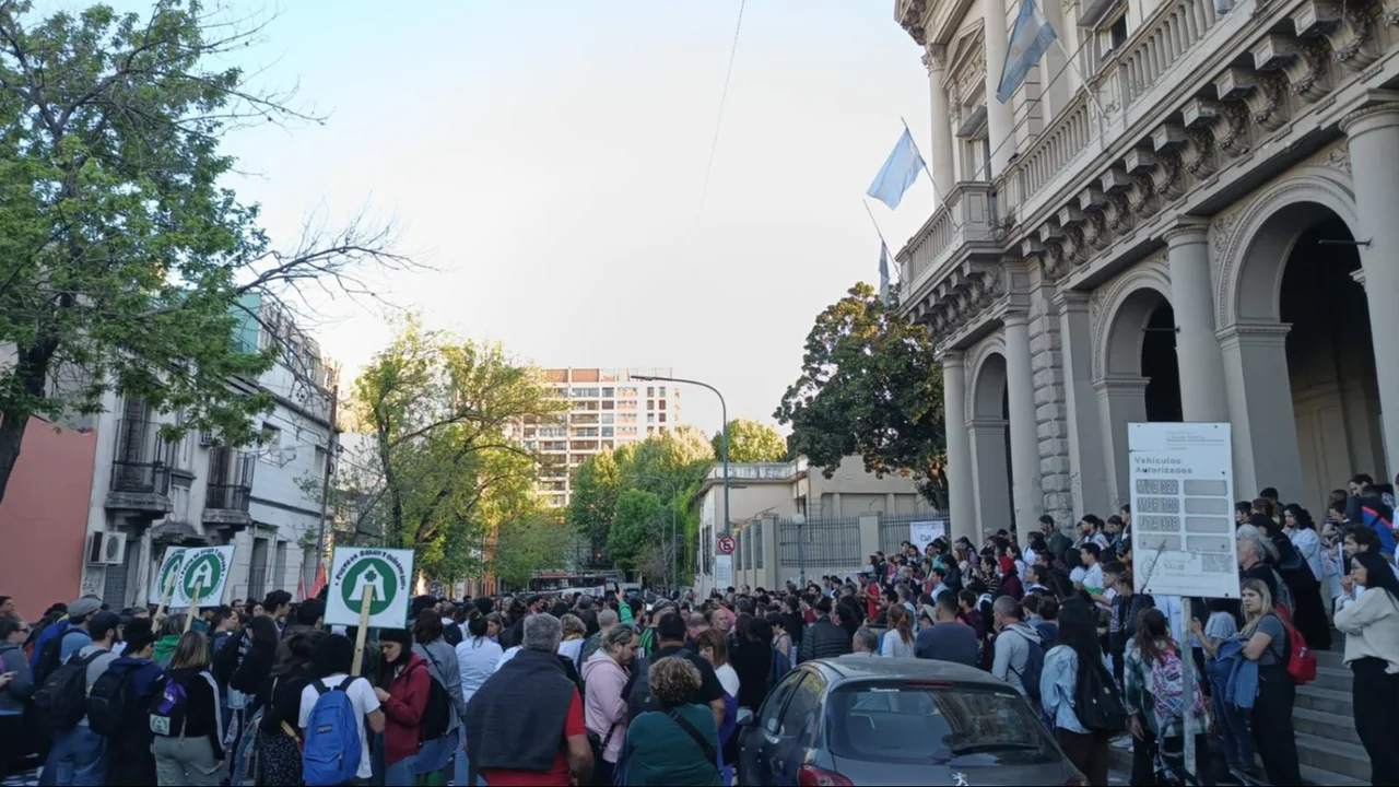 Actividades y jornada de lucha tras un nuevo recorte de Milei: sigue la permanencia en el Hospital Bonaparte