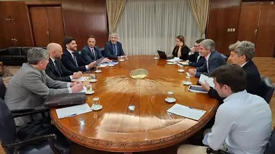 Las comitivas que encabezan Pullaro y Caputo se reunieron en Buenos Aires. Las comitivas que encabezan Pullaro y Caputo se reunieron en Buenos Aires.