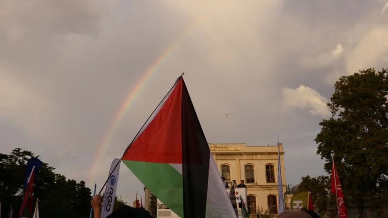 Miles de personas se manifiestan por Palestina, en vísperas del aniversario de la guerra en Gaza