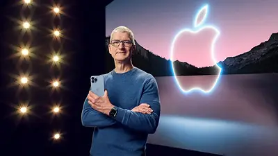 Tim Cook, Ceo de Apple, con un iPhone en la mano Tim Cook, Ceo de Apple, con un iPhone en la mano