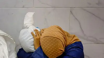 La mujer de Gaza cuya imagen conmovió al mundo sigue atormentada por los recuerdos un año después La mujer de Gaza cuya imagen conmovió al mundo sigue atormentada por los recuerdos un año después