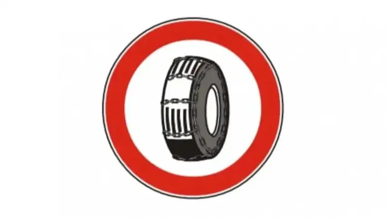 Tránsito: qué significa la señal con bordes rojos y una rueda negra con cadenas Tránsito: qué significa la señal con bordes rojos y una rueda negra con cadenas