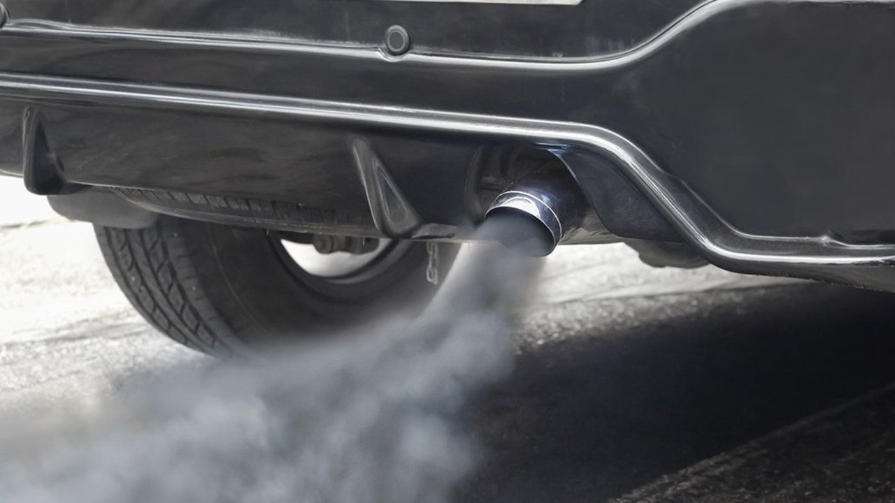 Humo negro autos.