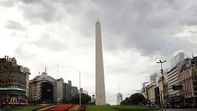 Obelisco con el cielo nublado Obelisco con el cielo nublado