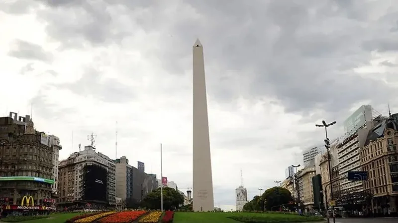 Obelisco con el cielo nublado
