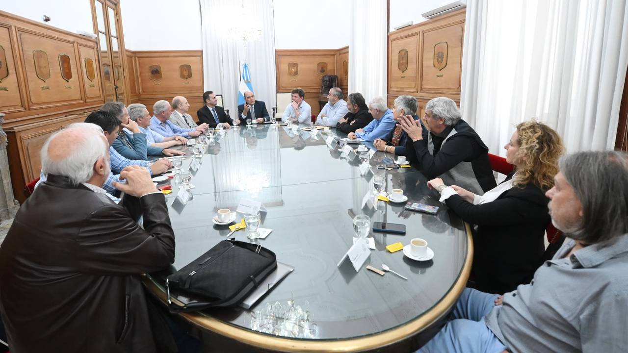 El Gobierno acelera una mesa de diálogo y la CGT, su fractura