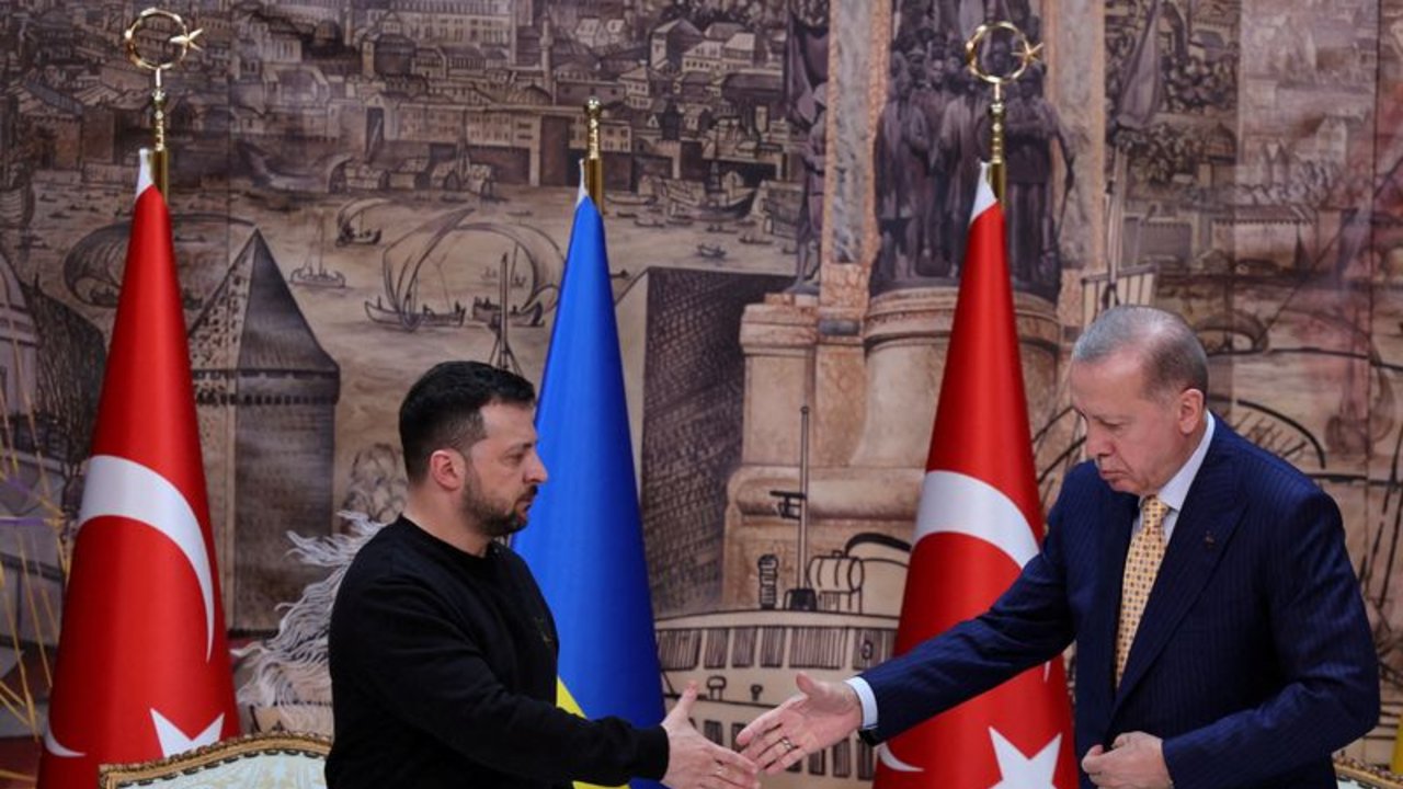 Ucrania espera una cumbre de paz a finales de año que incluya a Rusia, según su embajador en Turquía