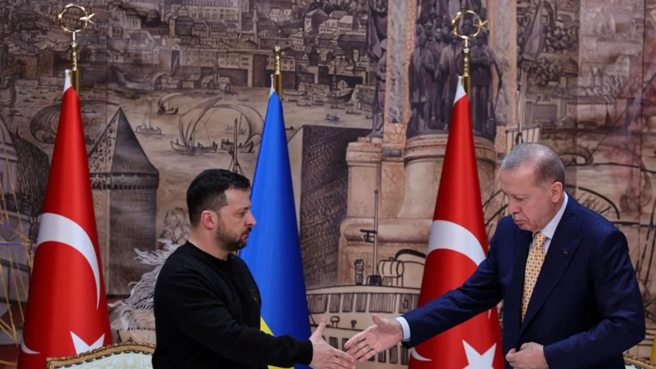 Ucrania espera una cumbre de paz a finales de año que incluya a Rusia, según su embajador en Turquía