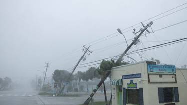 El huracán Milton avanza por el centro de Florida destruyendo hogares