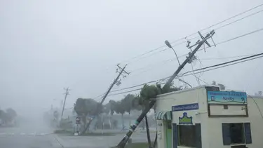 El huracán Milton avanza por el centro de Florida destruyendo hogares