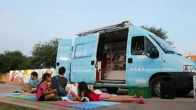 Bibliomóvil: la original propuesta que recorre los barrios fomentando la lectura y la escritura en los más jóvenes Bibliomóvil: la original propuesta que recorre los barrios fomentando la lectura y la escritura en los más jóvenes