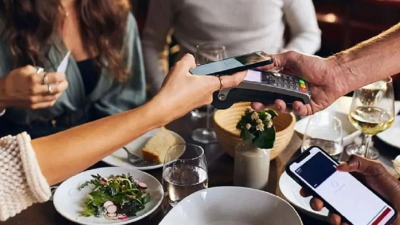 Cómo y a dónde ir a comer este fin de semana con descuento de $5.000 con Cuenta DNI: beneficio en la segunda semana de octubre