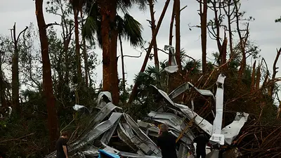 Florida enfrenta un "desastre doble" por paso de tornados previos al huracán Milton Florida enfrenta un "desastre doble" por paso de tornados previos al huracán Milton
