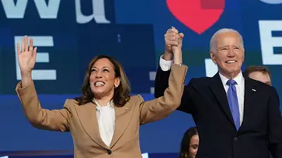 Harris califica de "valiente" la decisión de Biden de abandonar la carrera electoral Harris califica de "valiente" la decisión de Biden de abandonar la carrera electoral
