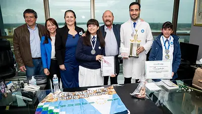 Fotografía del gobernador de la provincia de Formosa con estudiantes Fotografía del gobernador de la provincia de Formosa con estudiantes