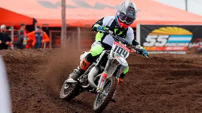 Imagen de un competir de Motocross Imagen de un competir de Motocross