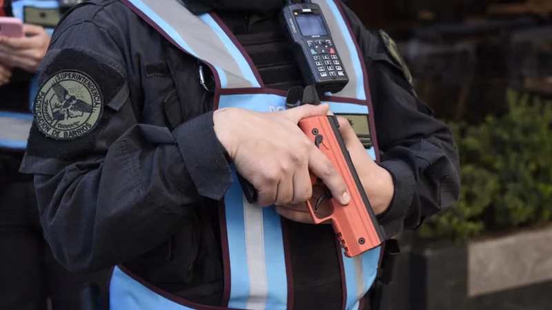 La Policía Federal ya usa pistolas Taser en las estaciones de tren y micros