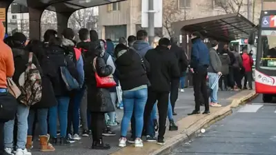Gente esperando el colectivo. Gente esperando el colectivo.